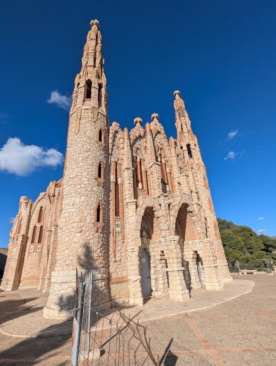 Strzeliste wieże sanktuarium Santa María Magdalena widziane z placu