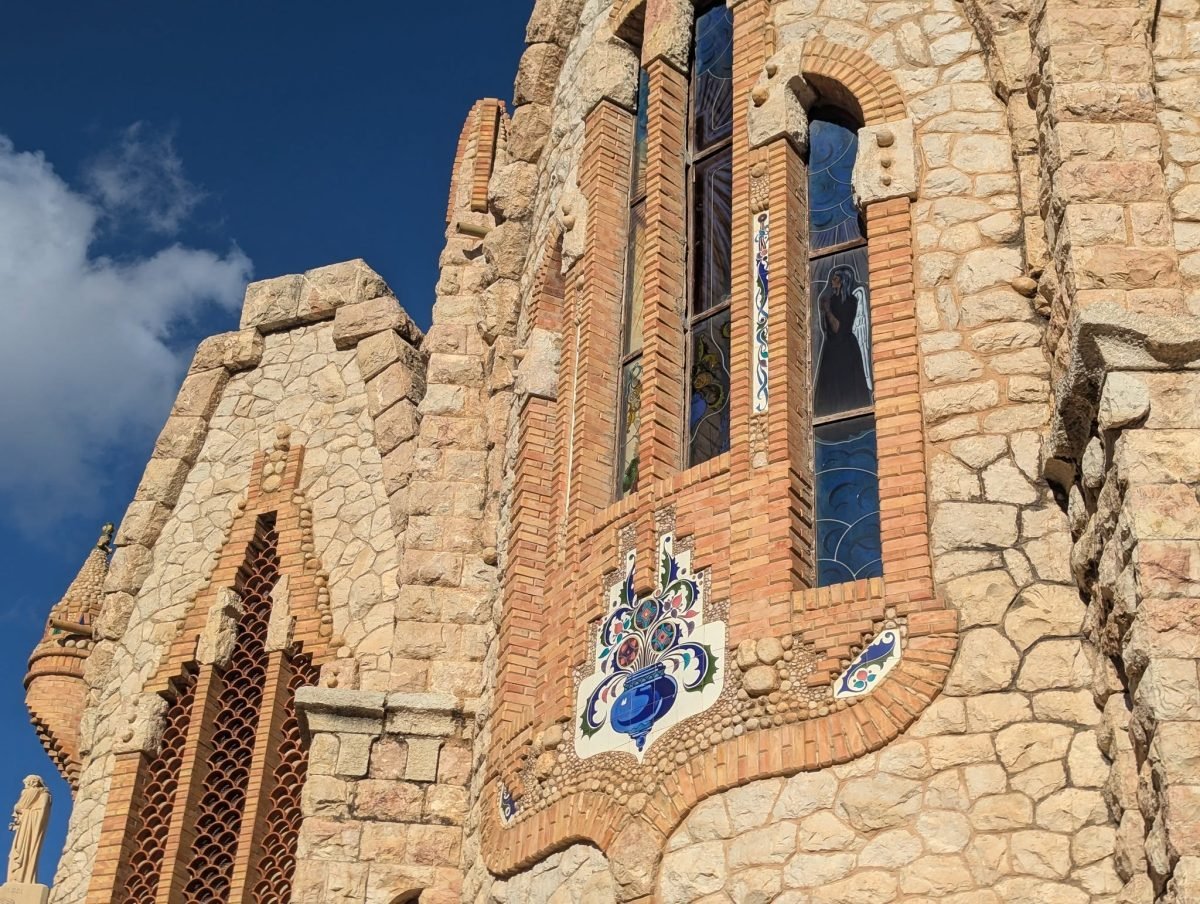 Okno z witrażem i ceramiczny herb na ścianie sanktuarium Santa María Magdalena