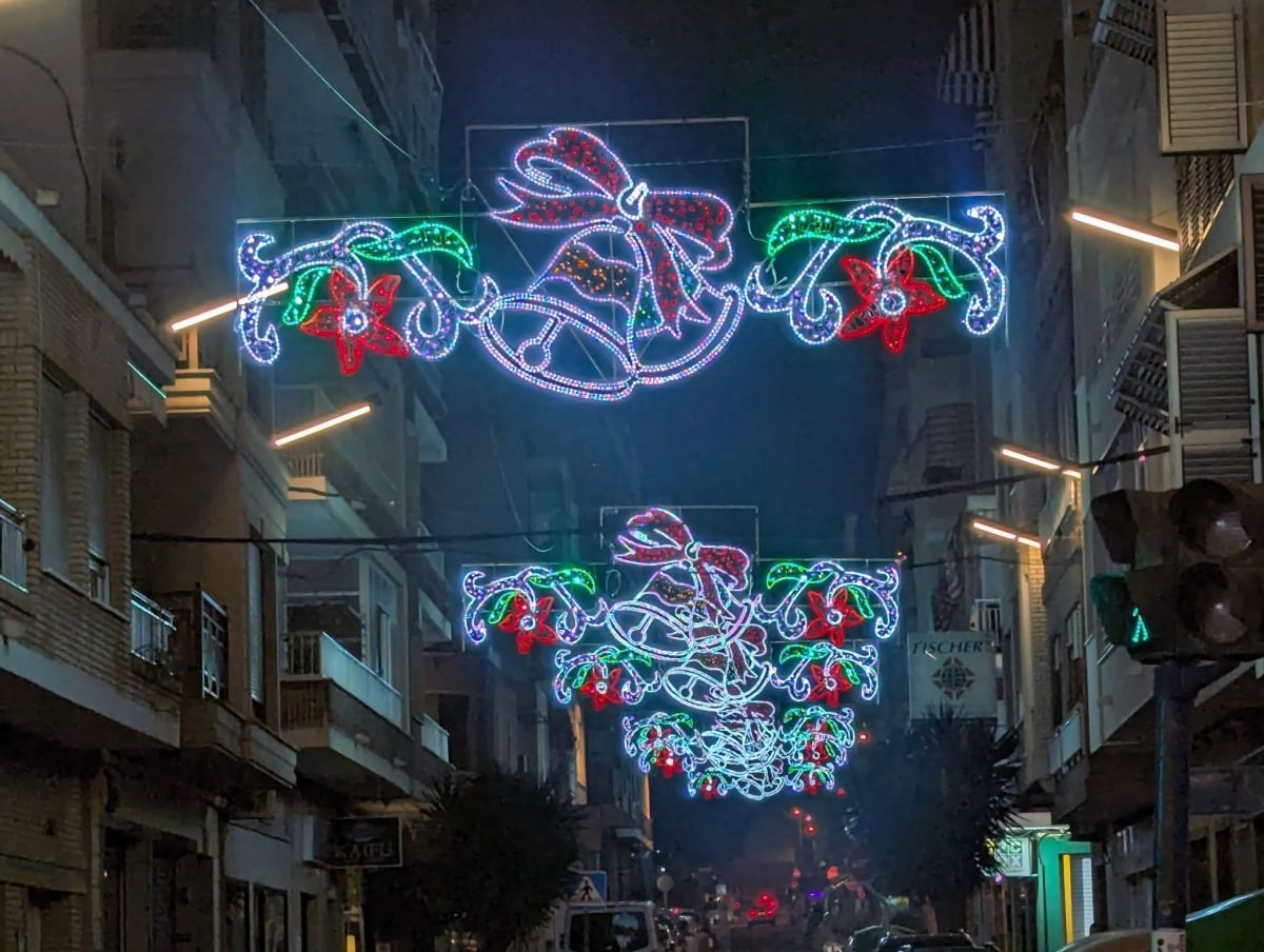 Świąteczne iluminacje z dzwonkami nad ulicą w Torrevieja