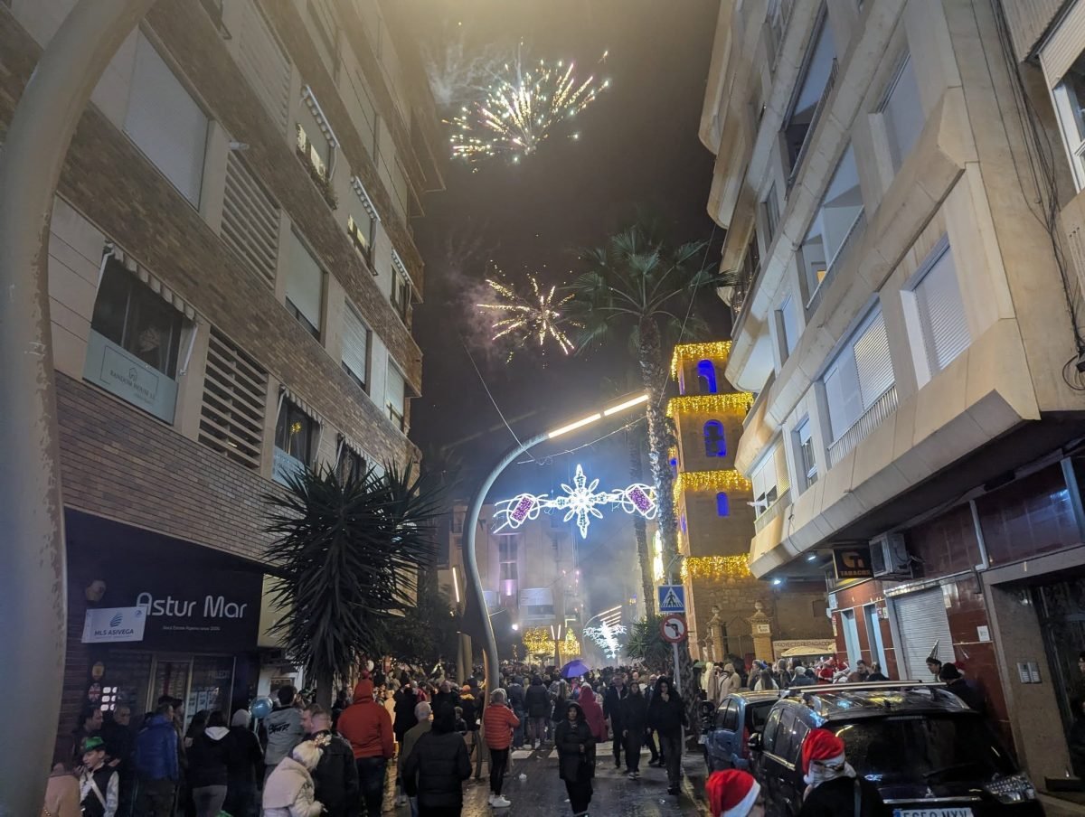 Fajerwerki nad ulicą w centrum Torrevieja w noc sylwestrową
