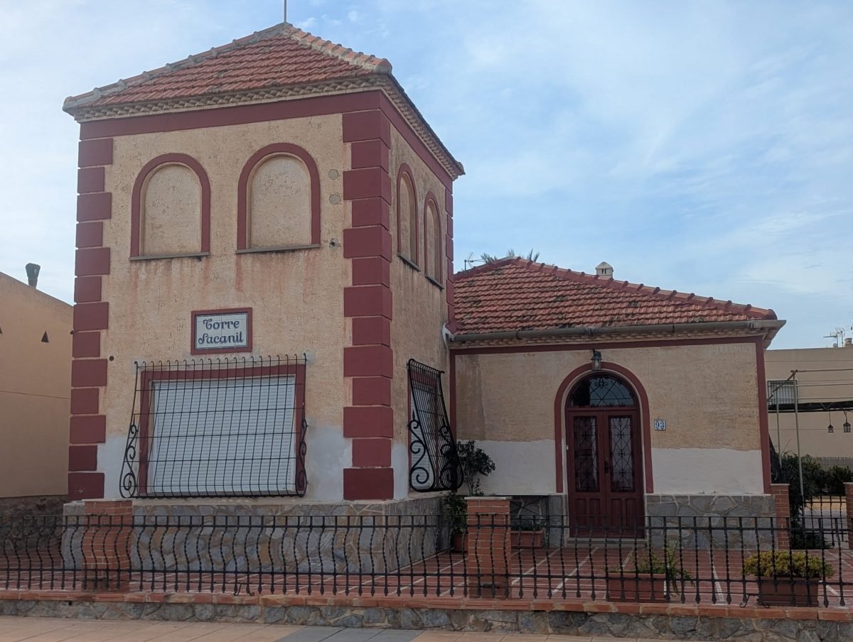 Dom z wieżyczką i tabliczką Torre Sacanil w Torre de la Horadada