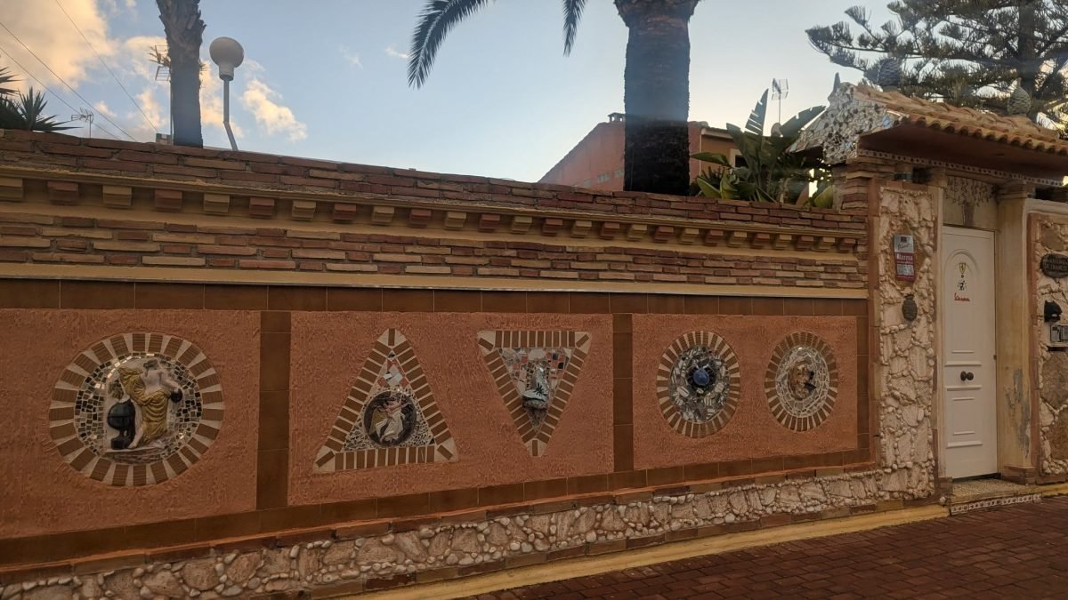 Mur domu w Torrevieja ozdobiony mozaikami i płaskorzeźbami w kołach i trójkątach