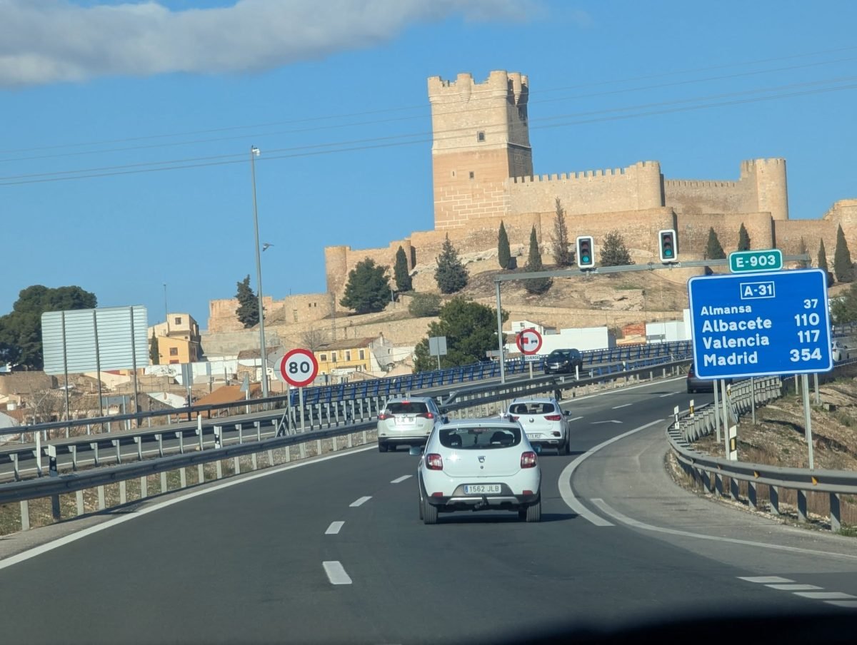 Zamek z kwadratową wieżą w Villenie przy autostradzie A-31 i drogowskaz na Almansę i Albacete