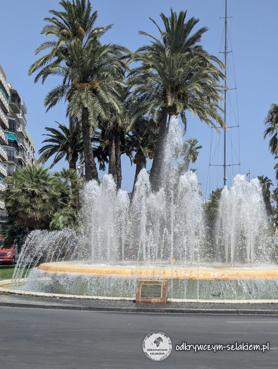 Fontanna na placu Luceros w Alicante