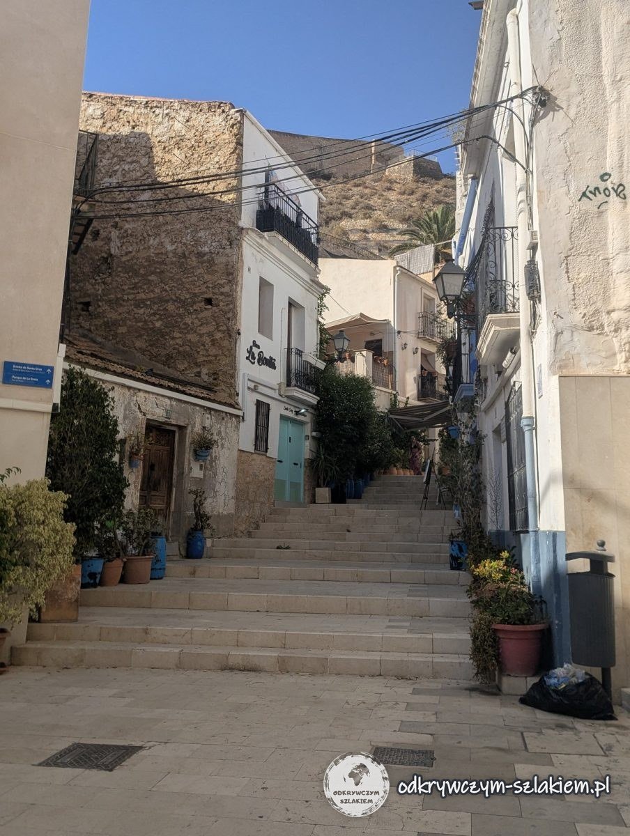 Uliczka dzielnicy Santa Cruz w Alicante