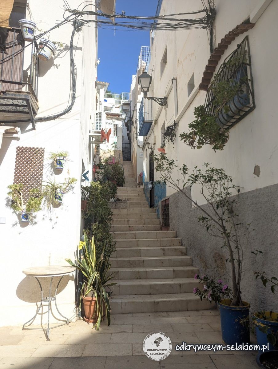 Strome schody w dzielnicy Santa Cruz w Alicante