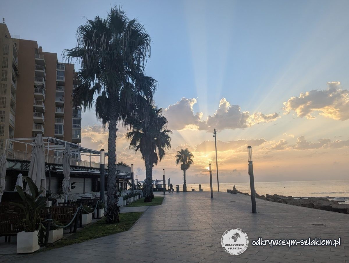 Nadmorska promenada w Torrevieja o wschodzie Słońca