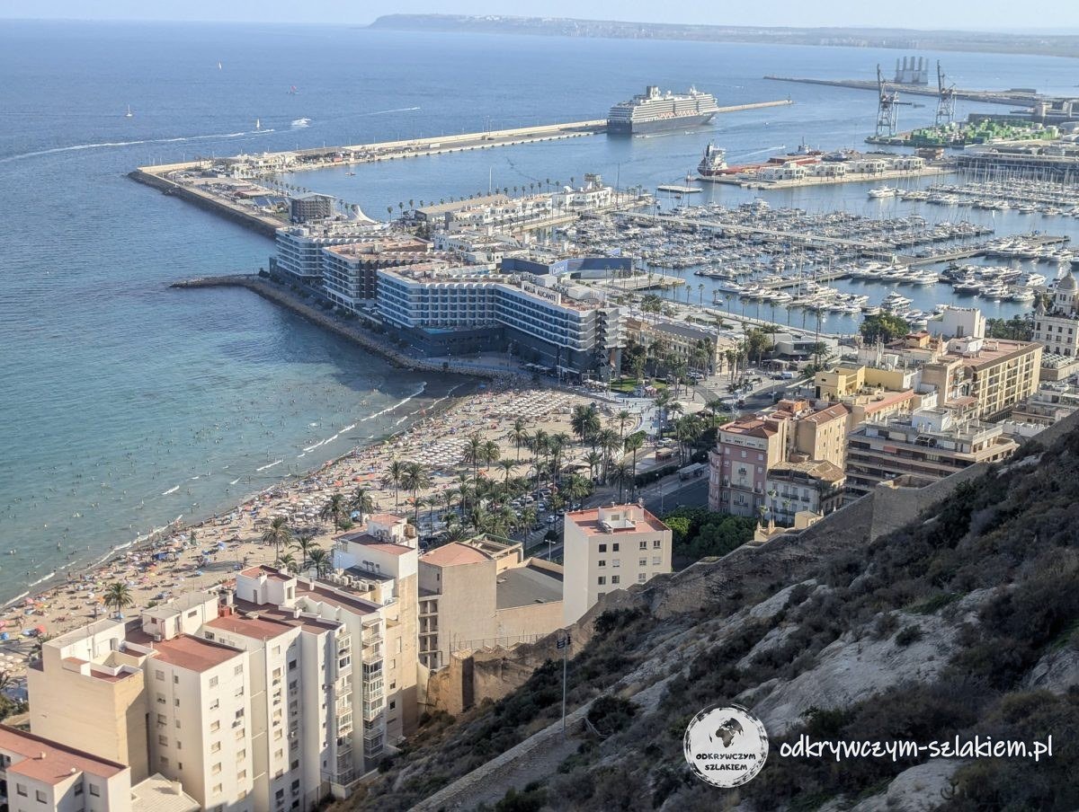 Port i plaża w Alicante widziane z zamku Santa Bárbara
