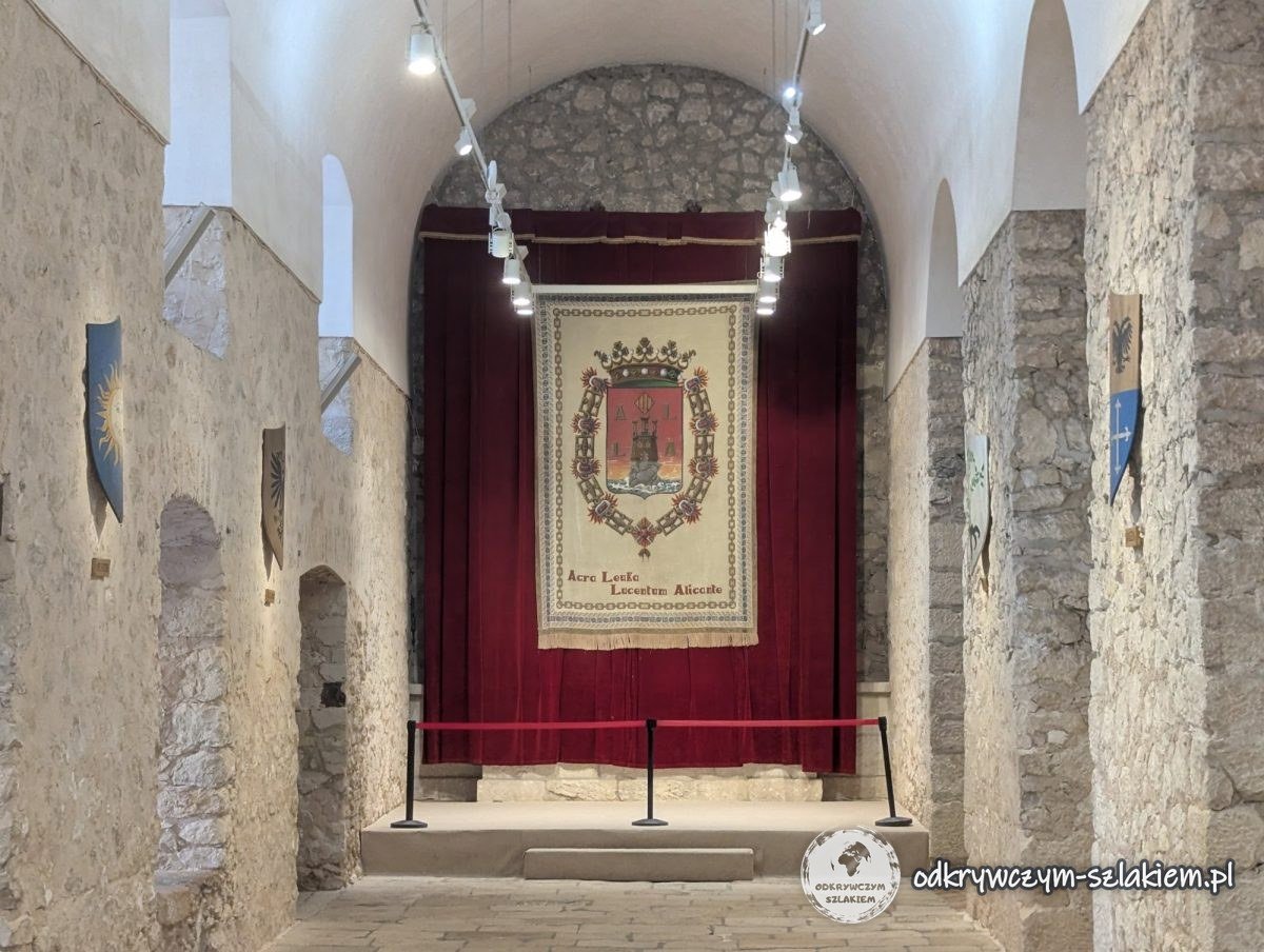 Sala z herbem w zamku Santa Bárbara