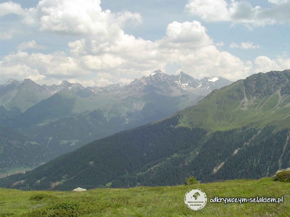Panorama Alp Gryzońskich nad doliną Surses koło Savognin