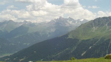 Panorama Alp Gryzońskich nad doliną Surses koło Savognin