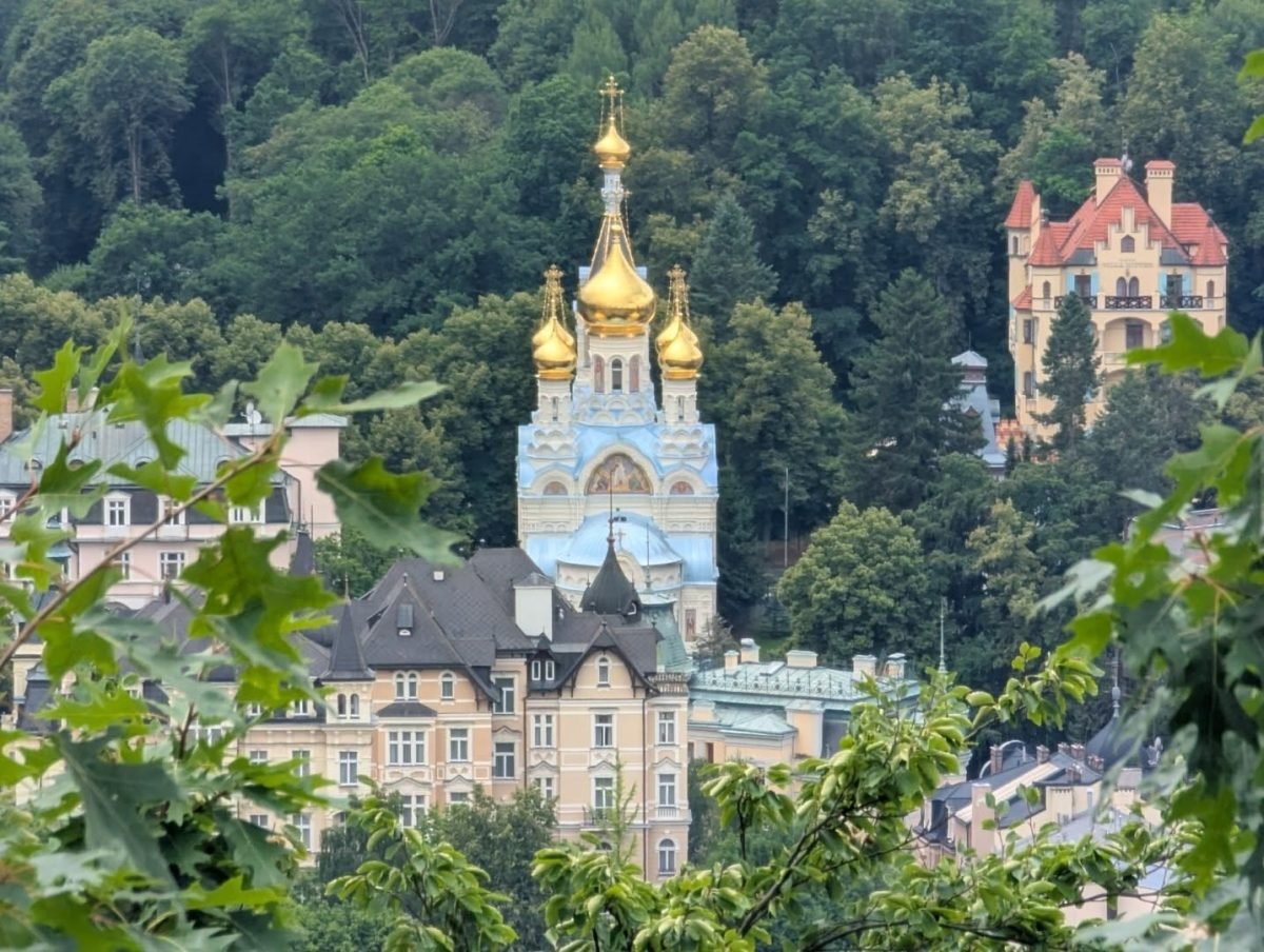Złote kopuły cerkwi Świętych Piotra i Pawła widziane ze wzgórza nad Karlowymi Warami
