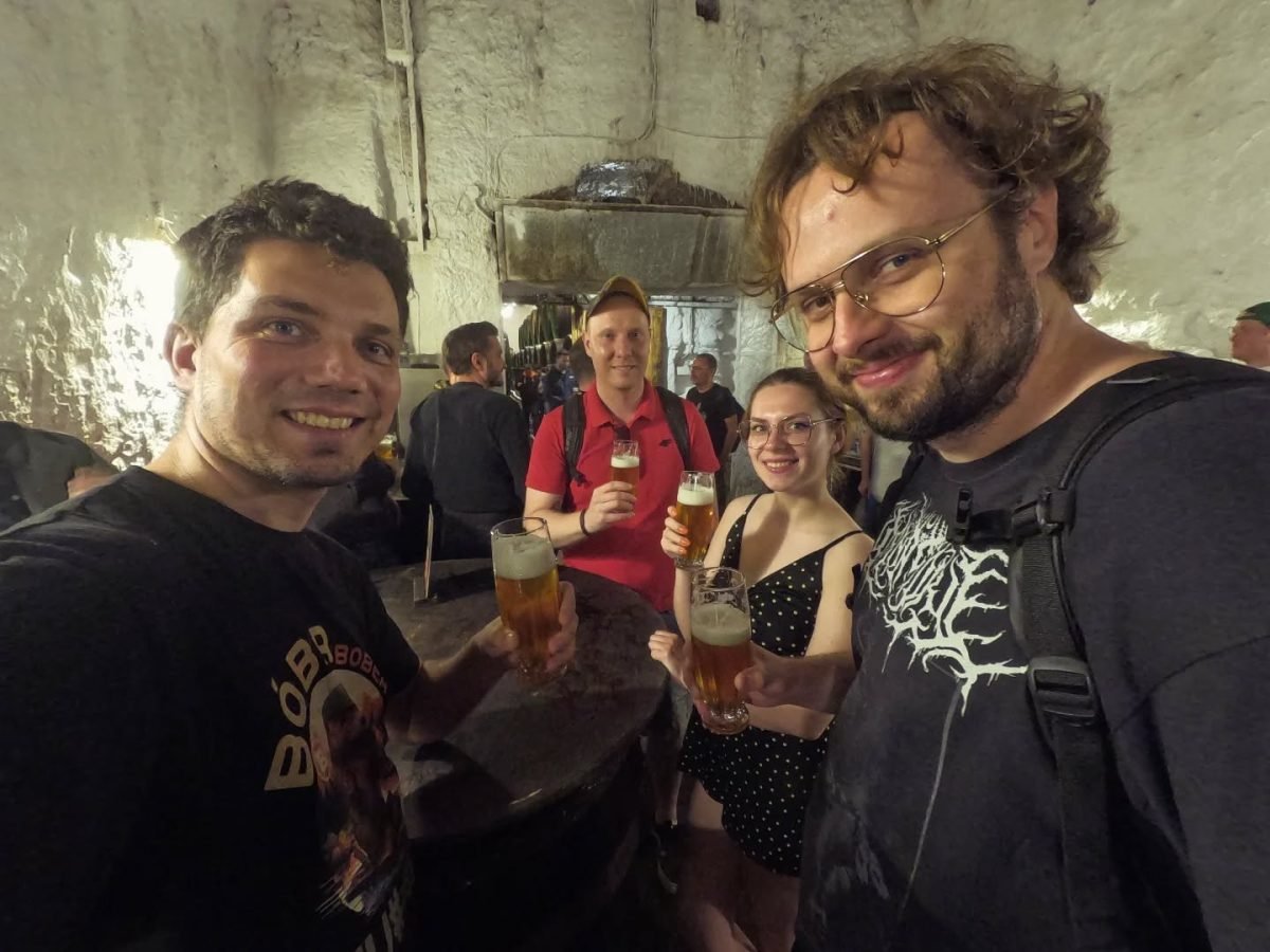 Wspólne zdjęcie z kuflami niefiltrowanego Pilsner Urquell w piwnicach browaru