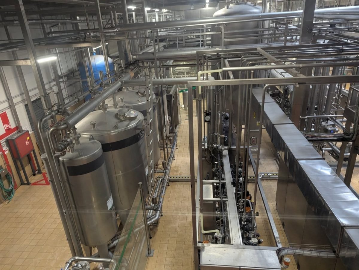 Stalowe zbiorniki i rury w hali produkcyjnej browaru w Pilźnie