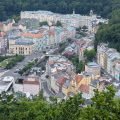 Panorama Karlowych Warów z punktu widokowego na wzgórzu – kolorowe kamienice w dolinie rzeki Teplá