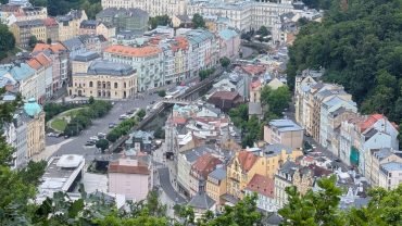 Panorama Karlowych Warów z punktu widokowego na wzgórzu – kolorowe kamienice w dolinie rzeki Teplá