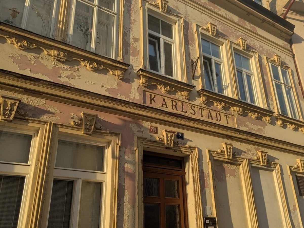 Złocista fasada kamienicy z napisem Karlstadt w Karlowych Warach