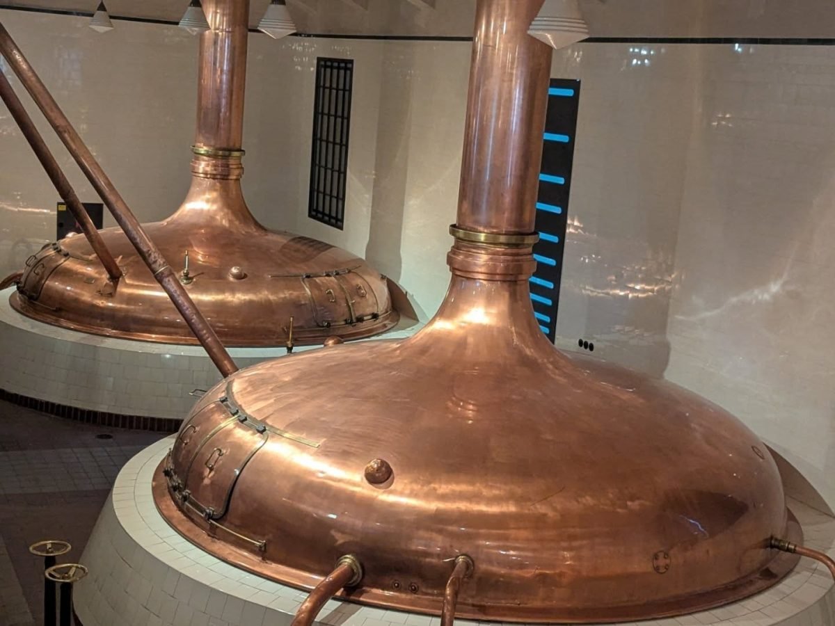 Z bliska: miedziane kotły warzelne w browarze Pilsner Urquell