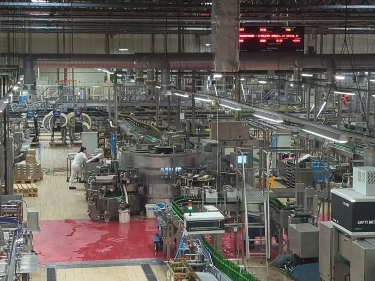 Hala z linią rozlewniczą w browarze Pilsner Urquell w Pilźnie