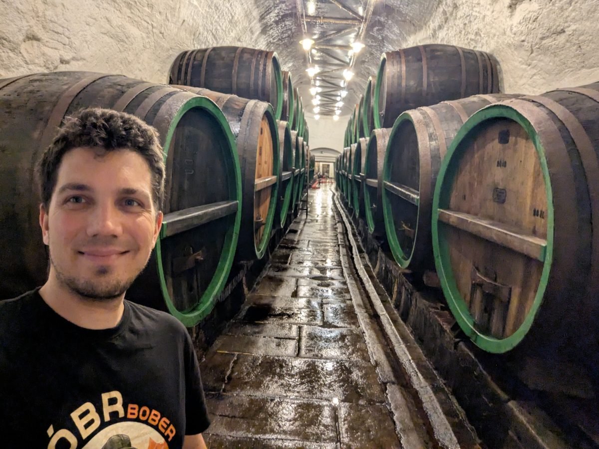 Selfie w piwnicach browaru Pilsner Urquell – korytarz z rzędami dębowych beczek