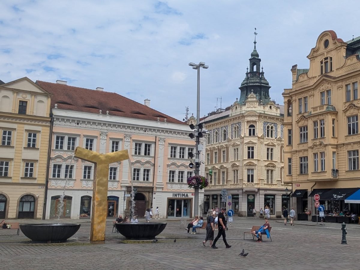 Plac Republiki w Pilźnie ze złotą fontanną i kolorowymi kamienicami