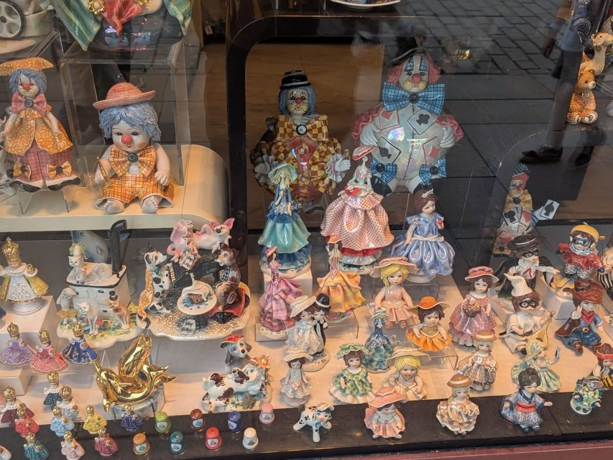 Porcelanowe figurki na wystawie sklepu w Karlowych Warach