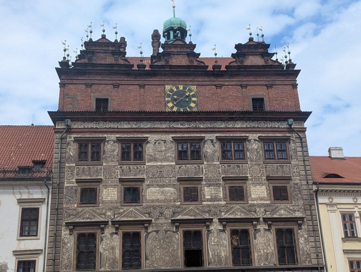 Renesansowy ratusz z fasadą zdobioną sgraffito na placu Republiki w Pilźnie