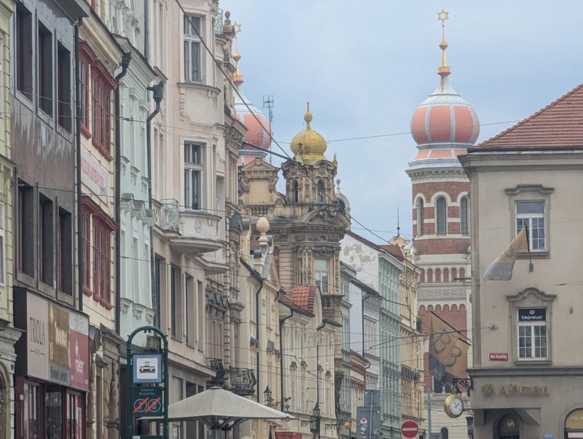 Ulica w centrum Pilzna z kopułami Wielkiej Synagogi w tle