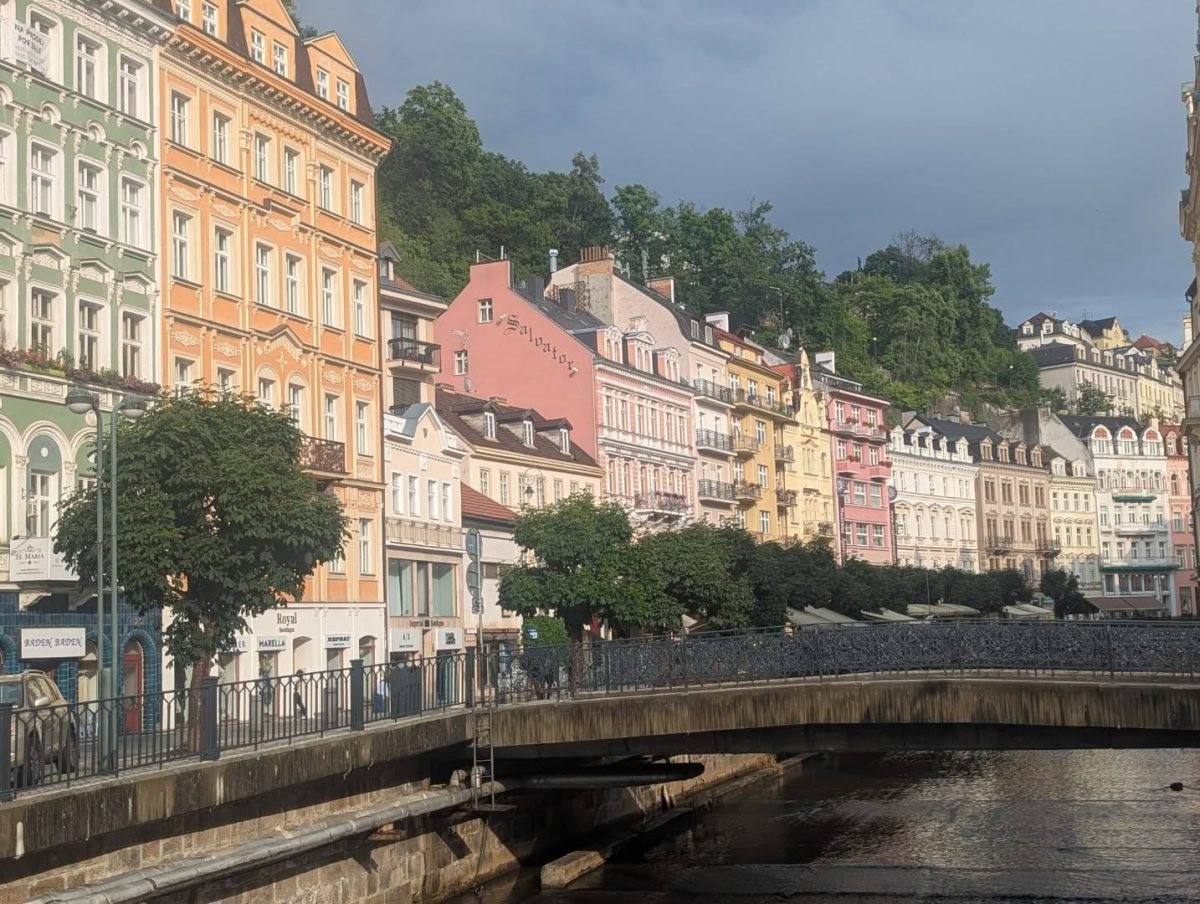 Rzeka Teplá i kolorowe kamienice na nabrzeżu w Karlowych Warach