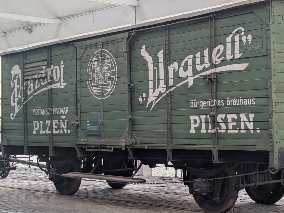 Zabytkowy zielony wagon z napisem Urquell na terenie browaru w Pilźnie