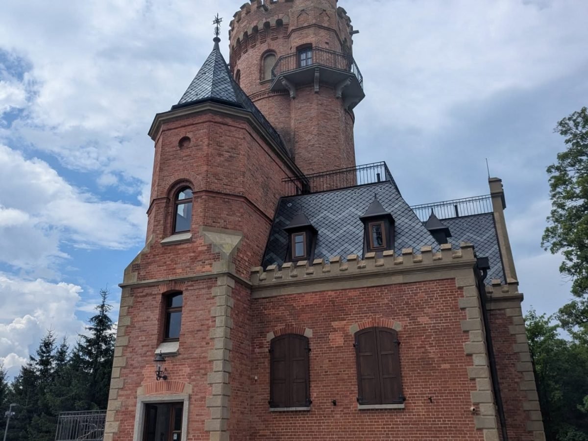 Ceglana wieża widokowa Goethego na wzgórzu nad Karlowymi Warami
