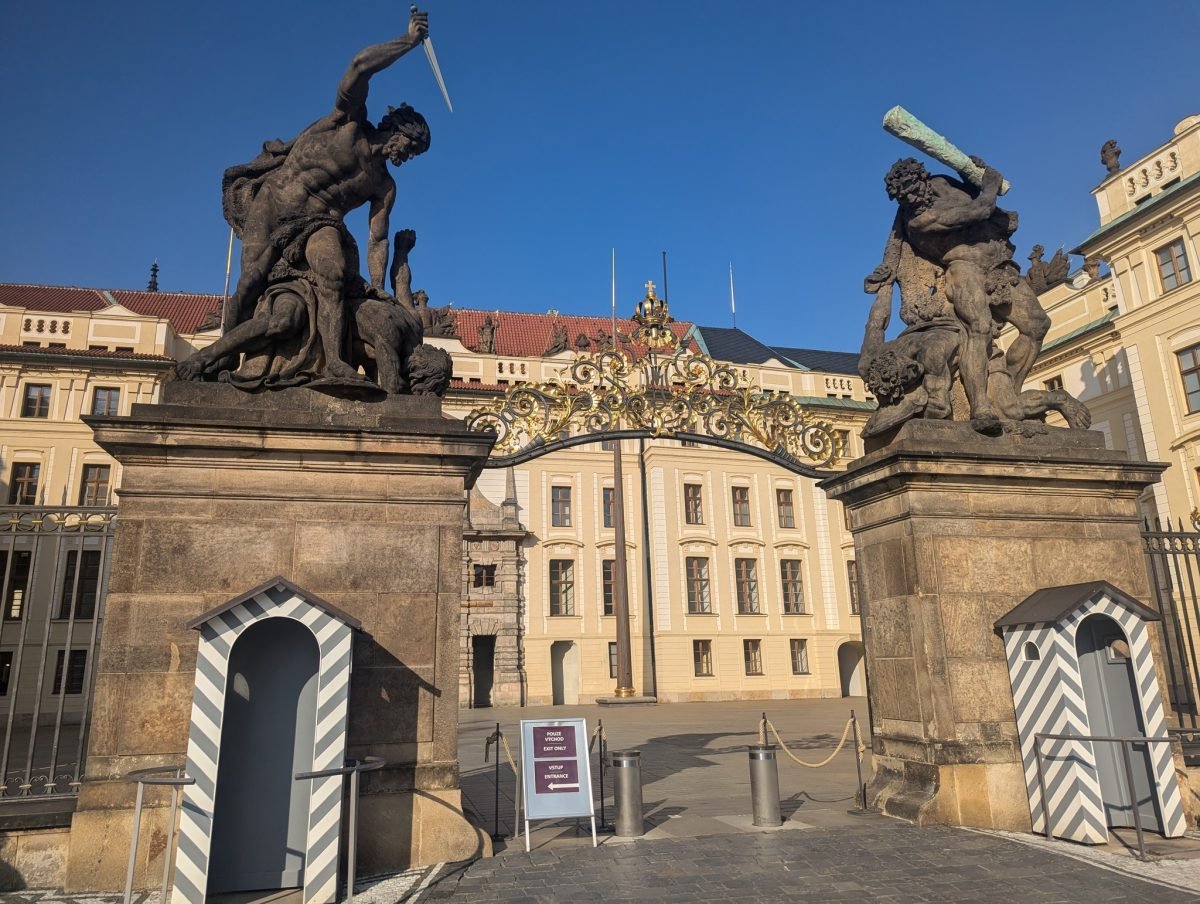 Brama Gigantów z rzeźbami walczących olbrzymów i budkami wartowników przy Zamku Praskim