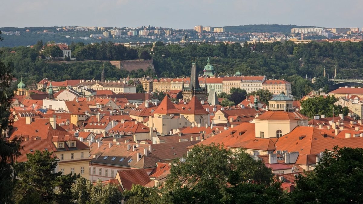 Czerwone dachy Małej Strony i zieleń widziane ze wzgórza Petřín