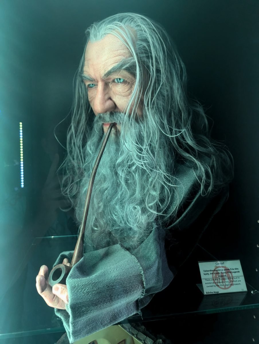 Figura Gandalfa z fajką w muzeum Film Legends w Pradze