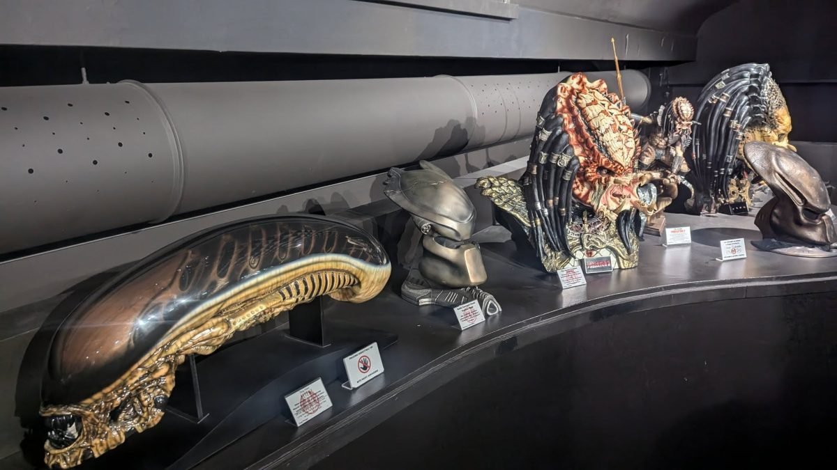 Figury Obcego i Predatora na wystawie w muzeum Film Legends w Pradze
