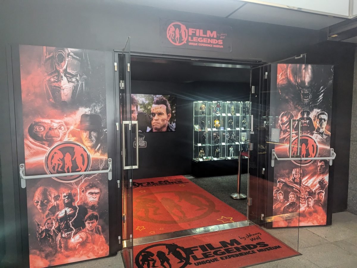 Wejście do muzeum Film Legends w Pradze z plakatami filmowymi