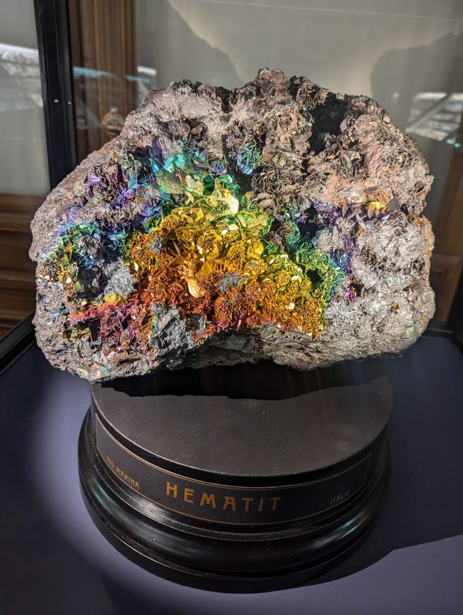 Opalizujący okaz hematytu na wystawie minerałów w Muzeum Narodowym w Pradze
