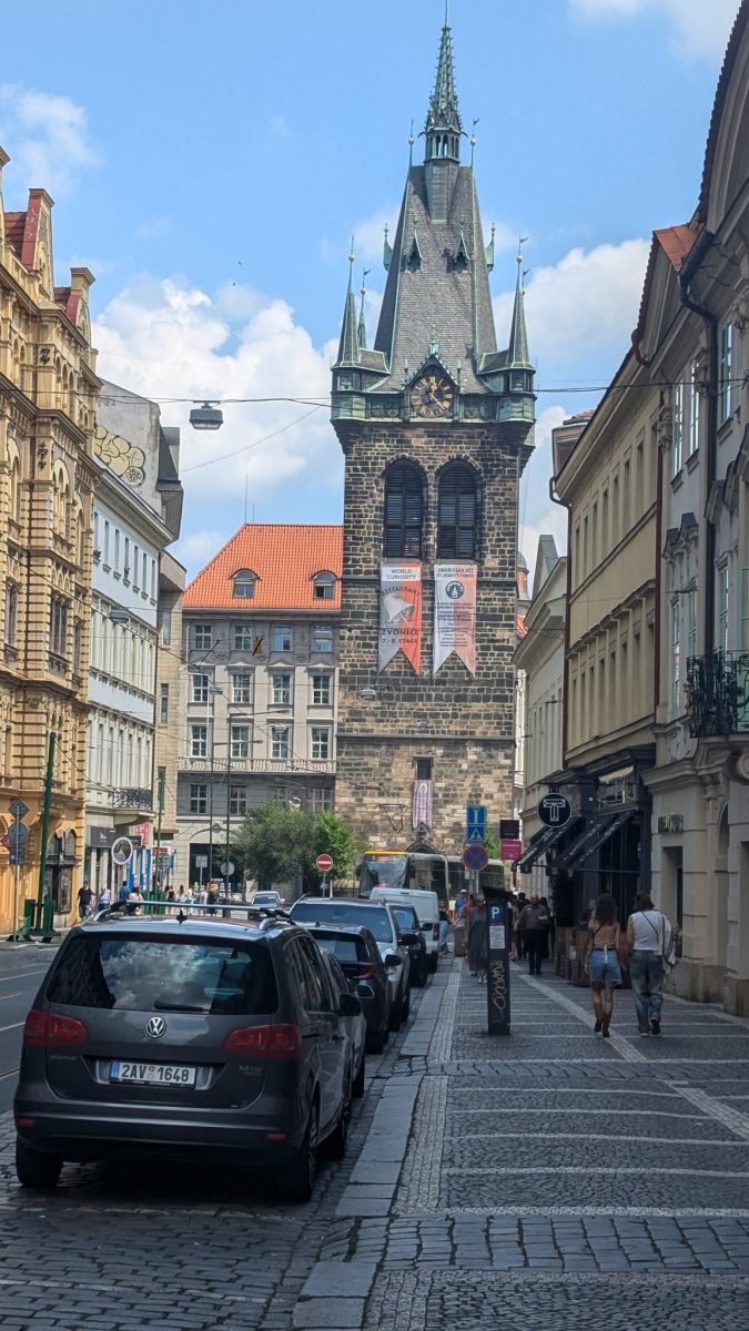 Jindřišská věž – gotycka dzwonnica na końcu ulicy w centrum Pragi
