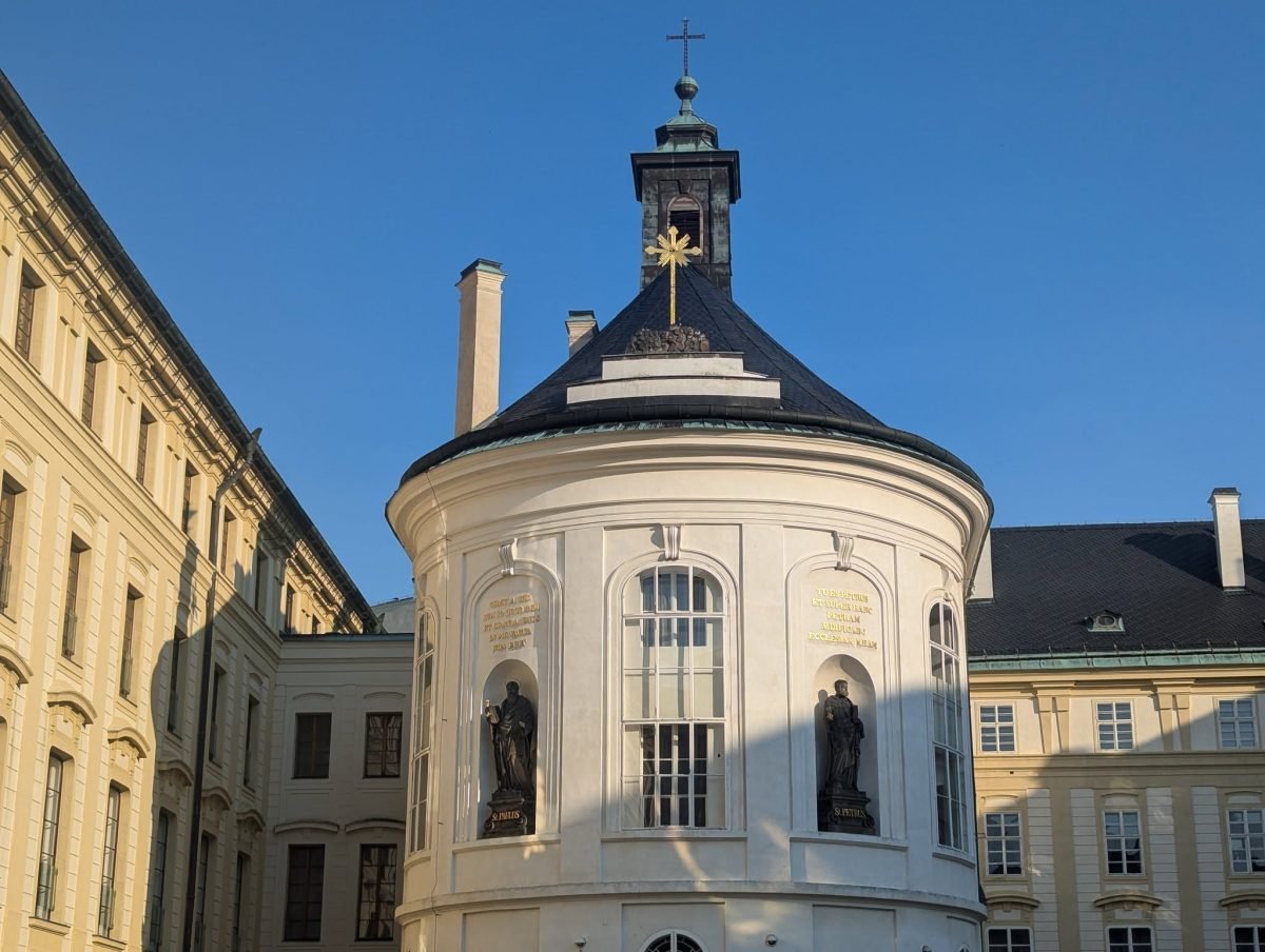 Biała kaplica św. Krzyża na dziedzińcu Zamku Praskiego