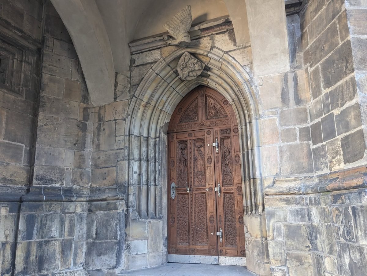 Gotycki portal z drewnianymi drzwiami katedry św. Wita