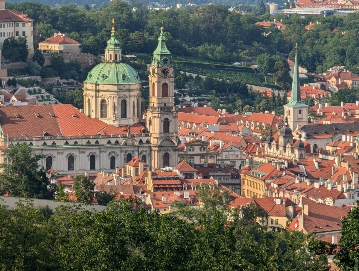 Kościół św. Mikołaja i dachy Małej Strony widziane ze wzgórza Petřín
