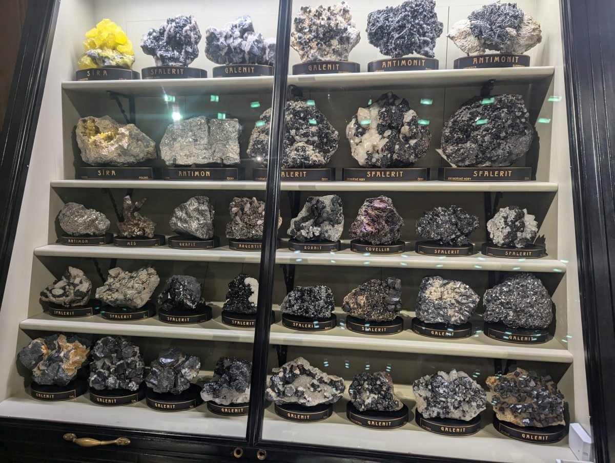 Gabloty z kolekcją minerałów w Muzeum Narodowym w Pradze