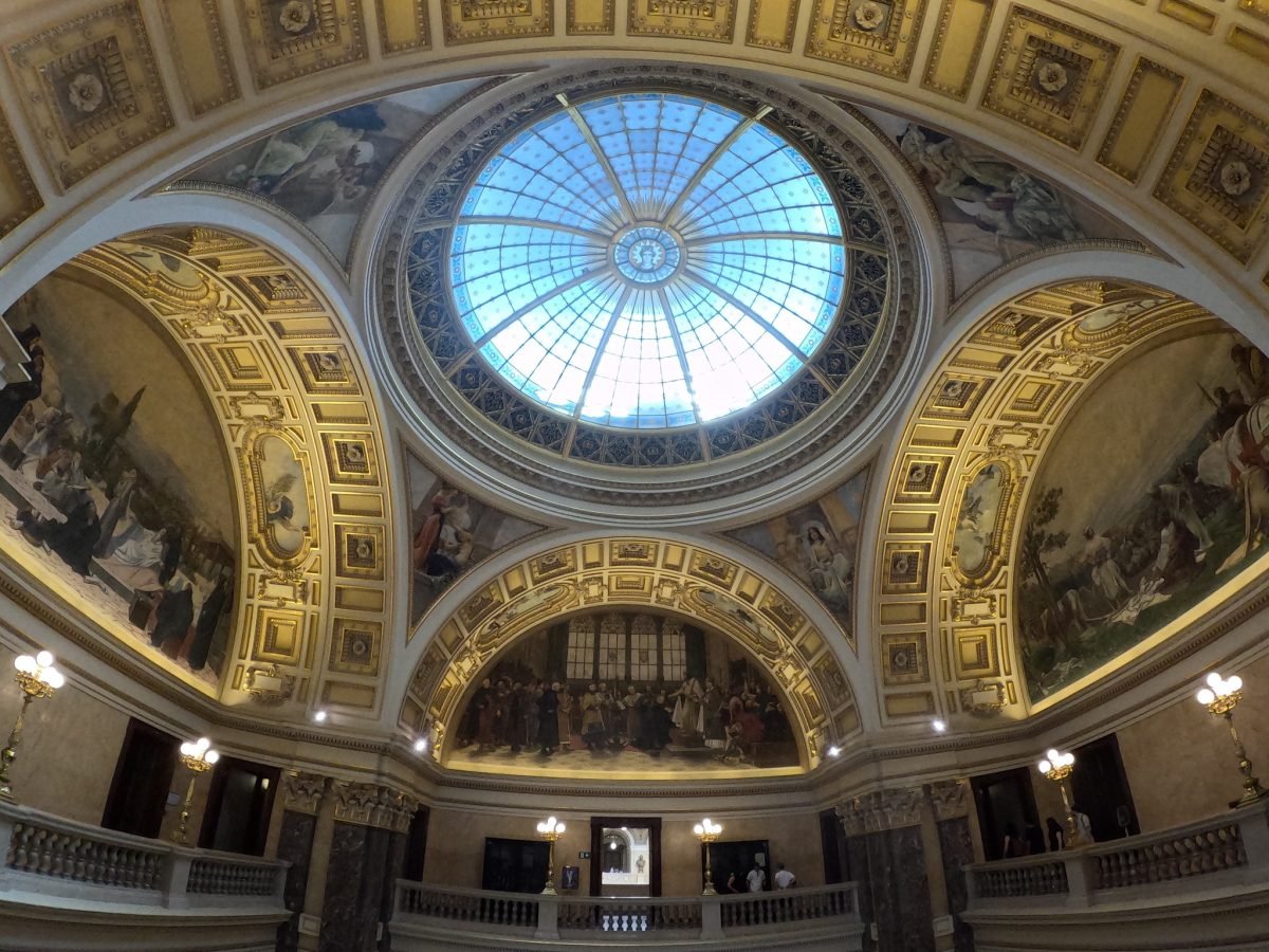 Przeszklona kopuła z malowidłami w Muzeum Narodowym w Pradze