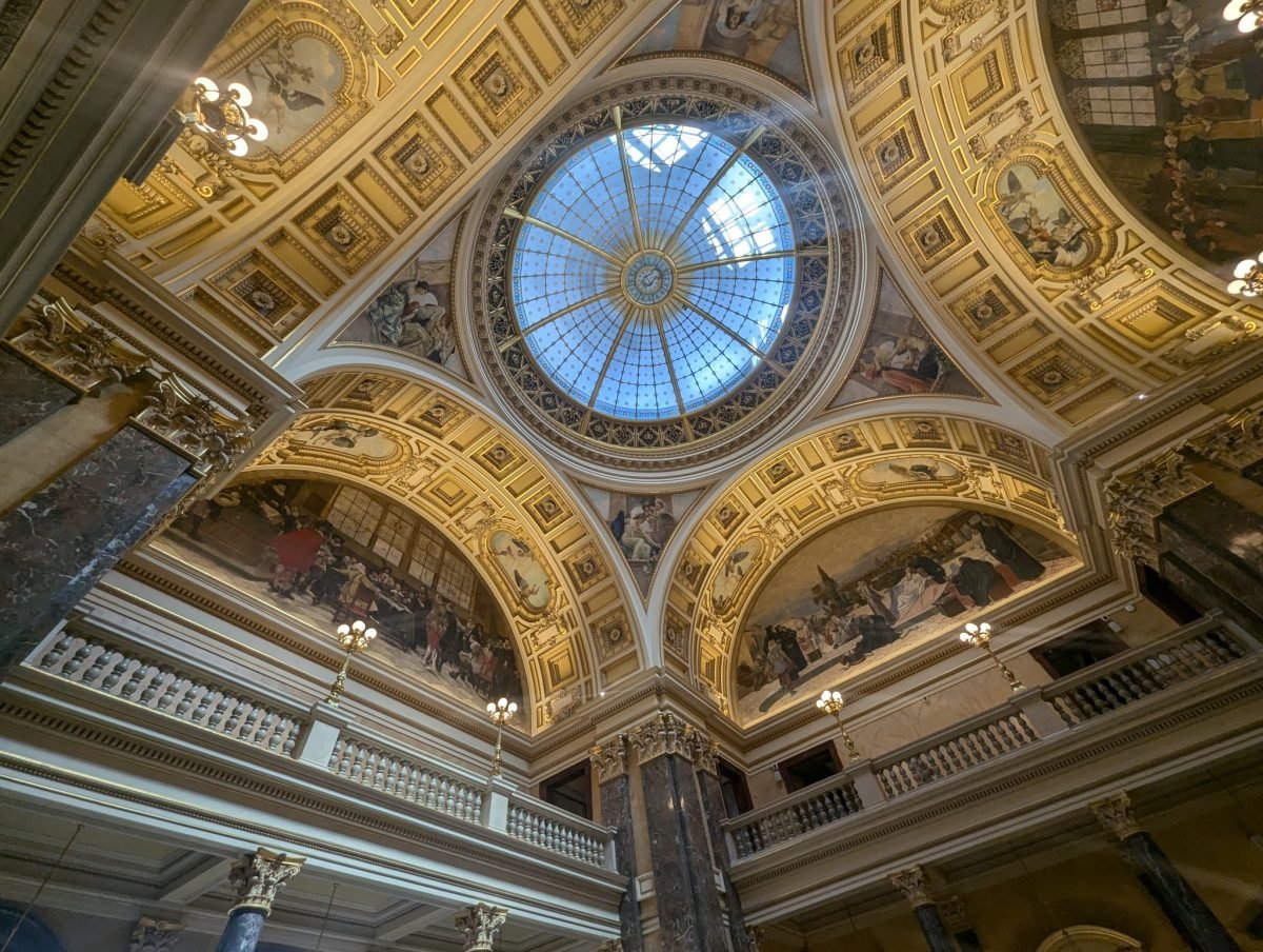 Wnętrze kopuły Muzeum Narodowego w Pradze z balkonami i malowidłami