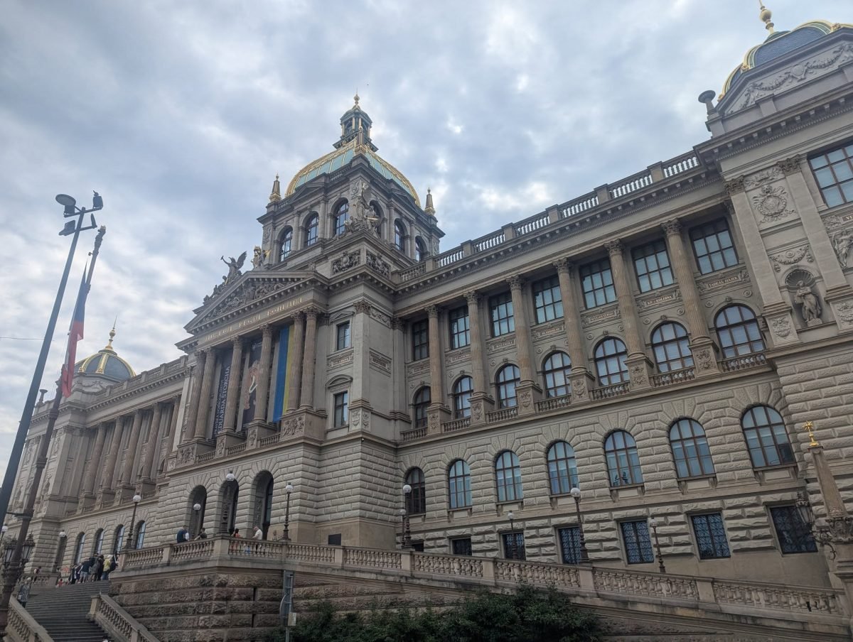 Gmach Muzeum Narodowego na górnym końcu placu Wacława w Pradze