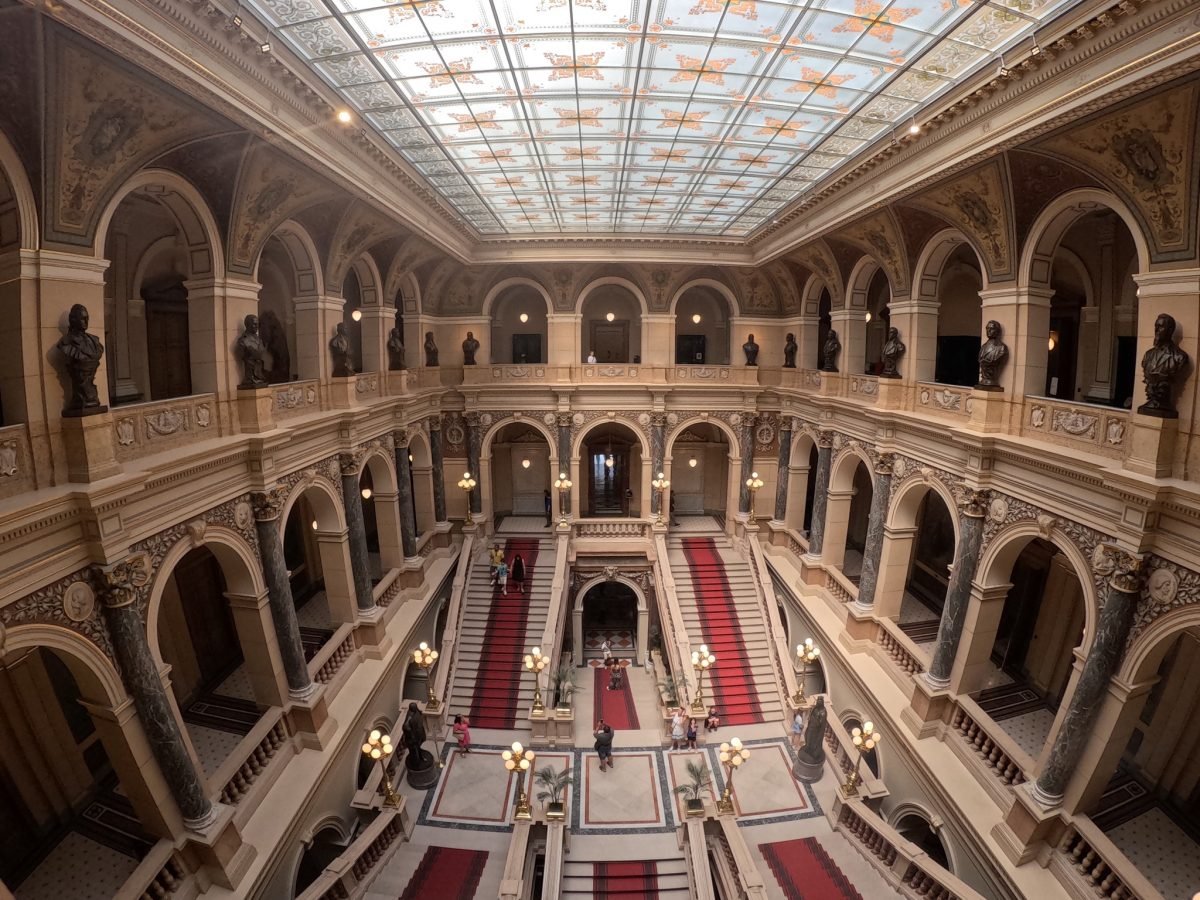 Reprezentacyjna klatka schodowa z galeriami w Muzeum Narodowym w Pradze