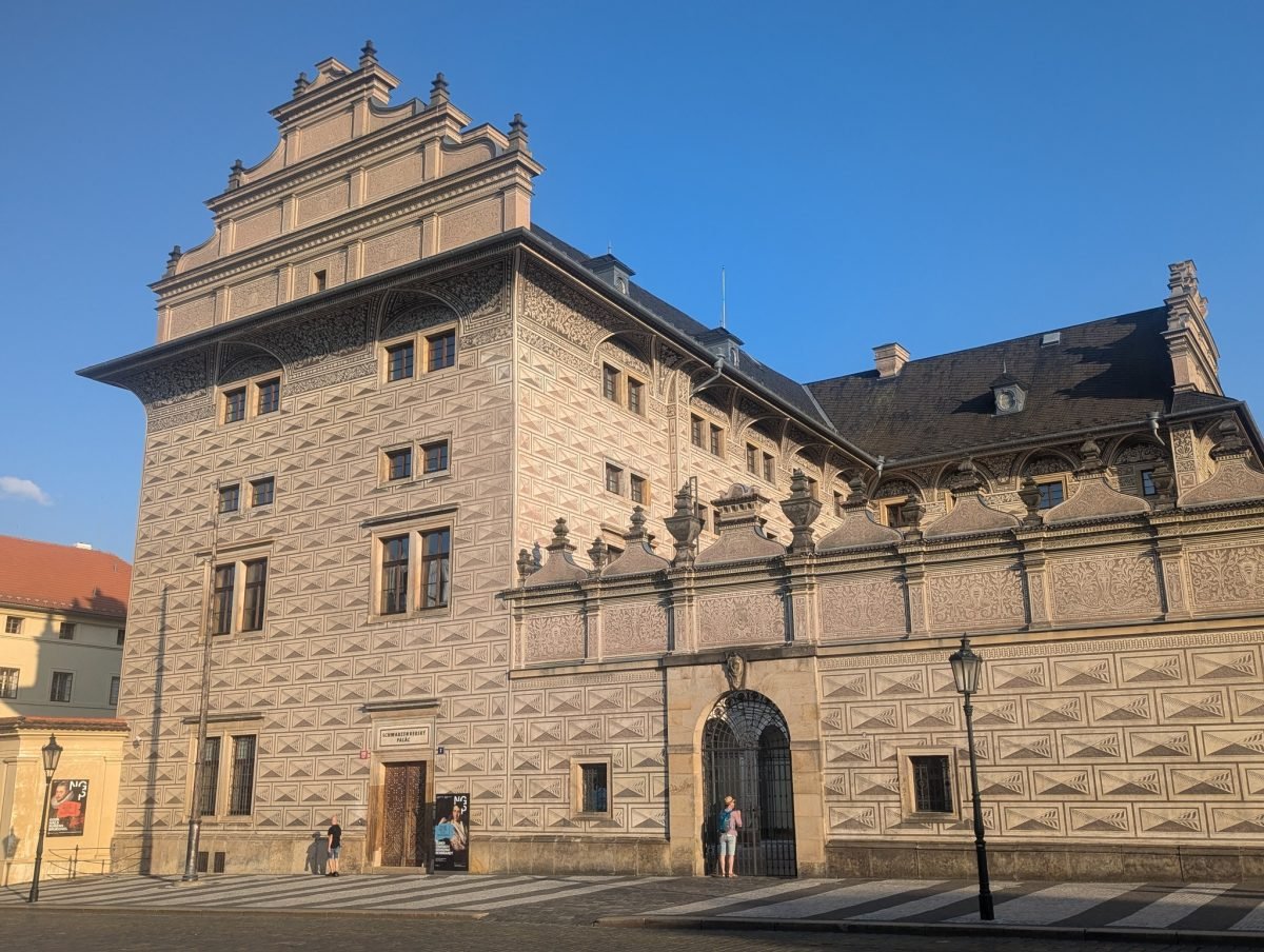 Pałac Schwarzenbergów z fasadą pokrytą sgraffito przy placu Hradczańskim