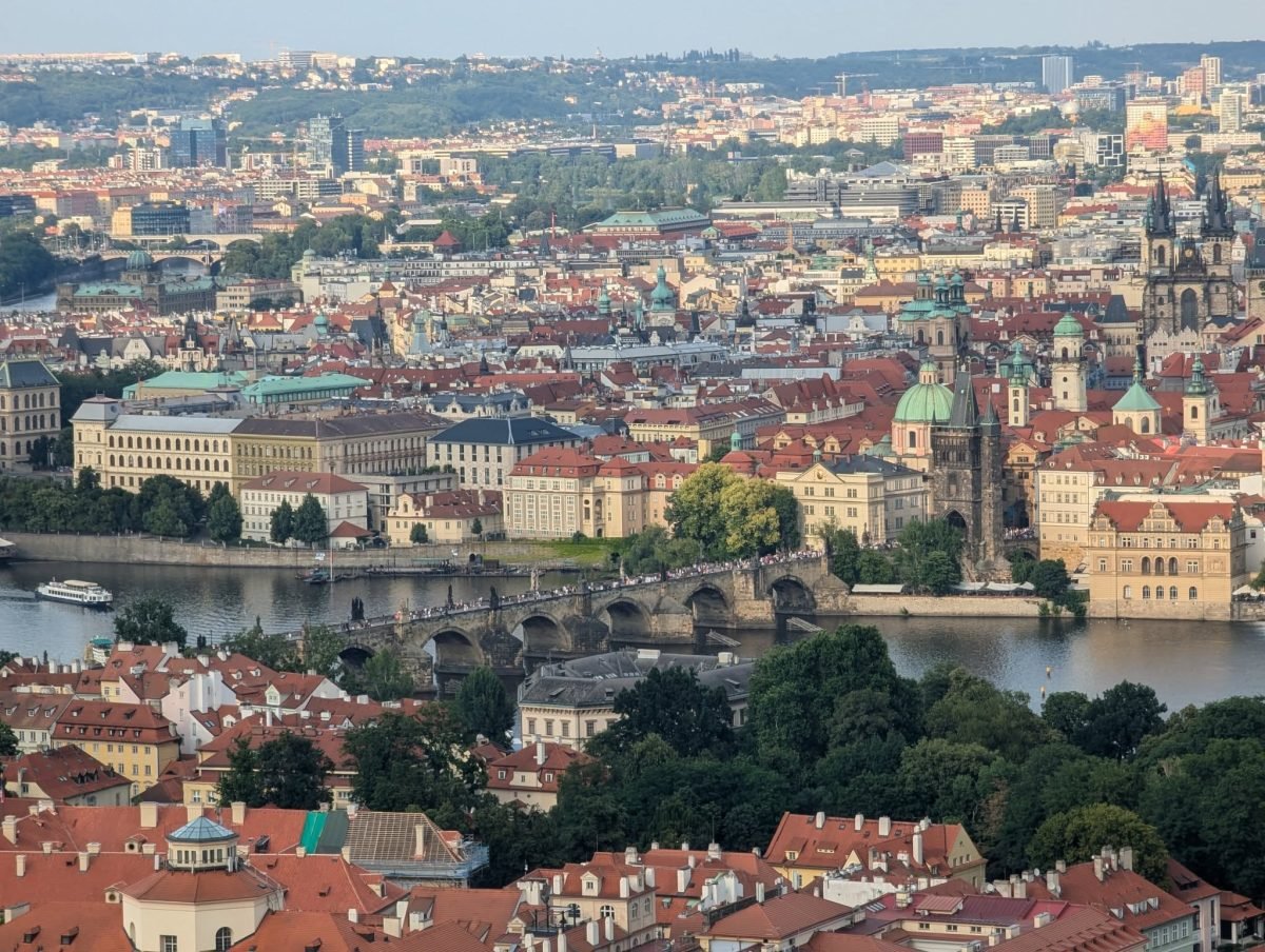 Panorama Pragi z Petřína – Wełtawa, Most Karola i Stare Miasto