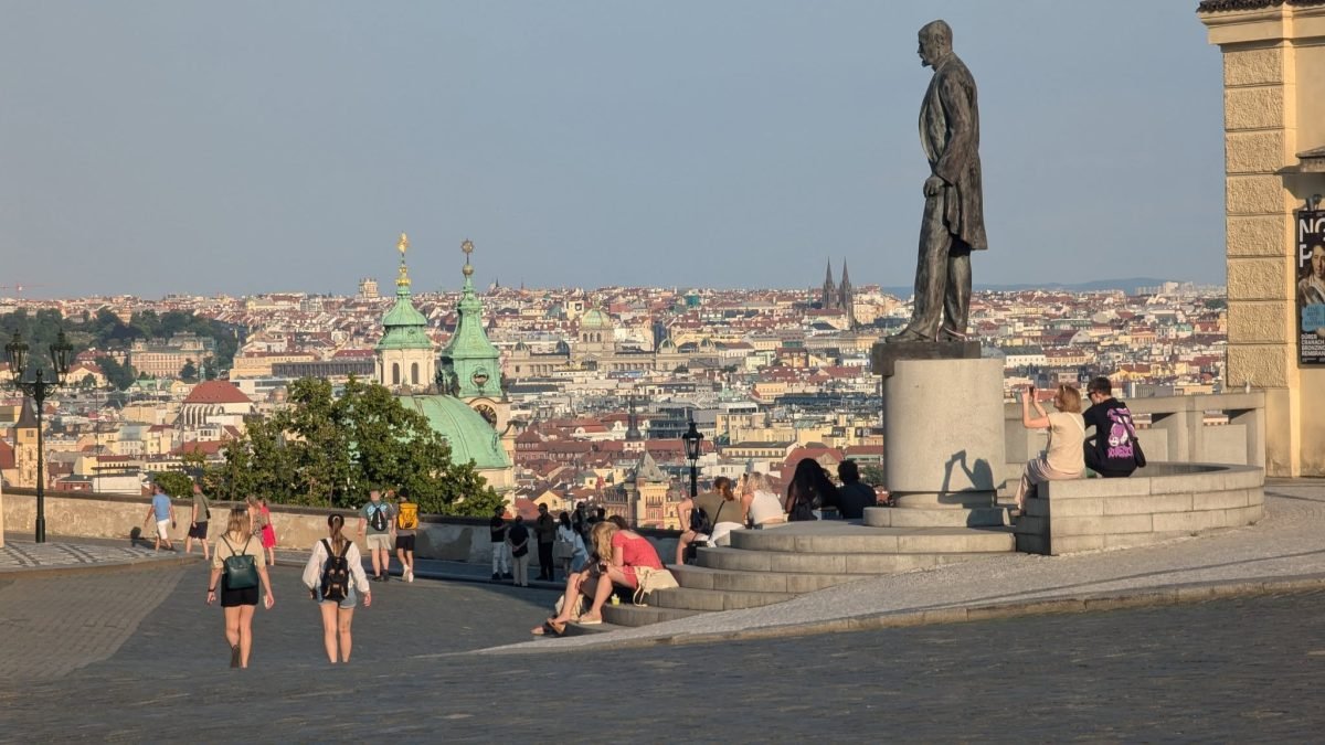 Plac Hradczański z pomnikiem Masaryka i widokiem na dachy Pragi