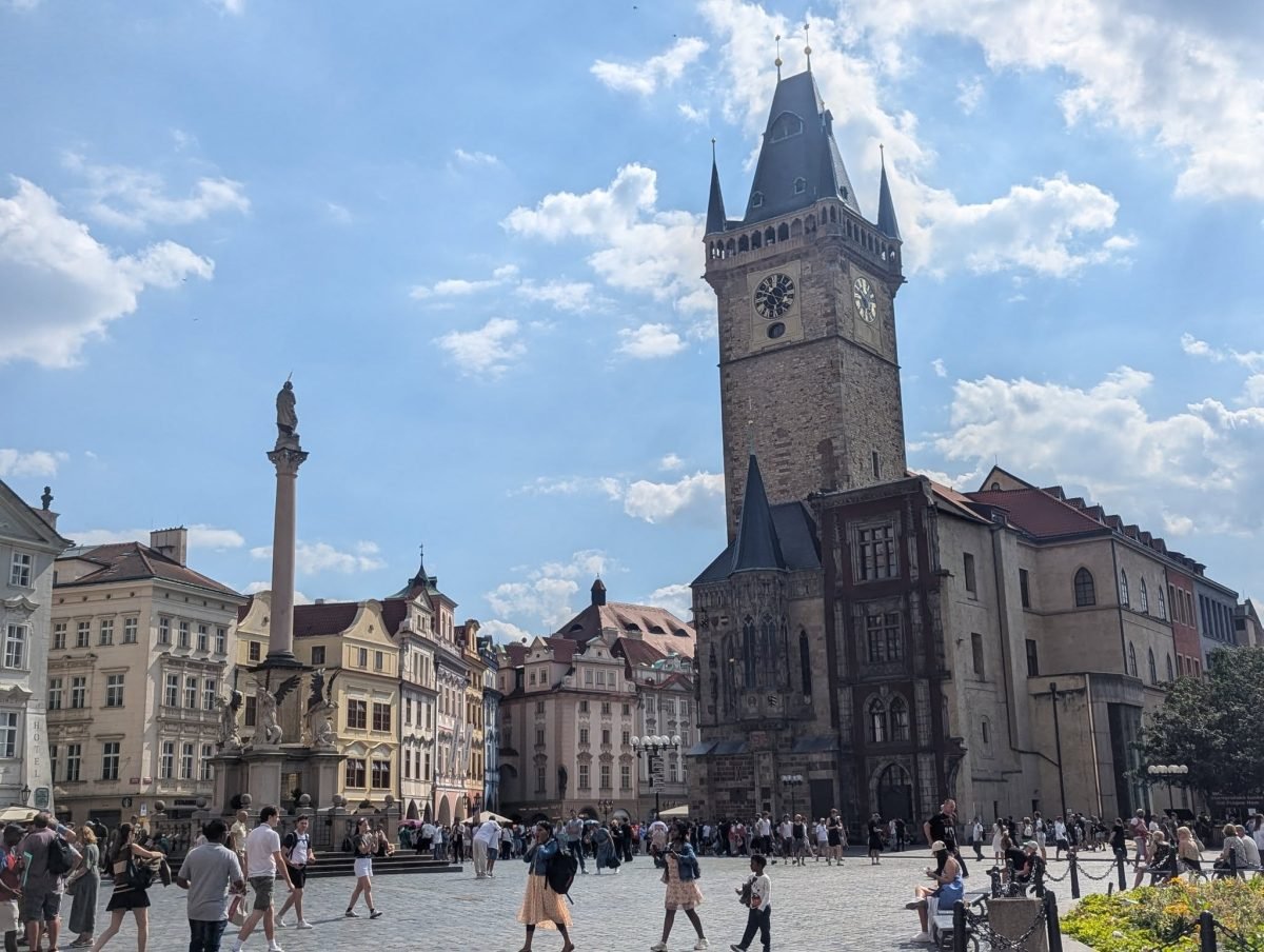 Wieża Ratusza Staromiejskiego i kolumna maryjna na Rynku Staromiejskim w Pradze